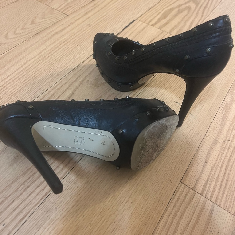Mint Condition Heels. Tiny Unnoticeable Scratchin… - image 2